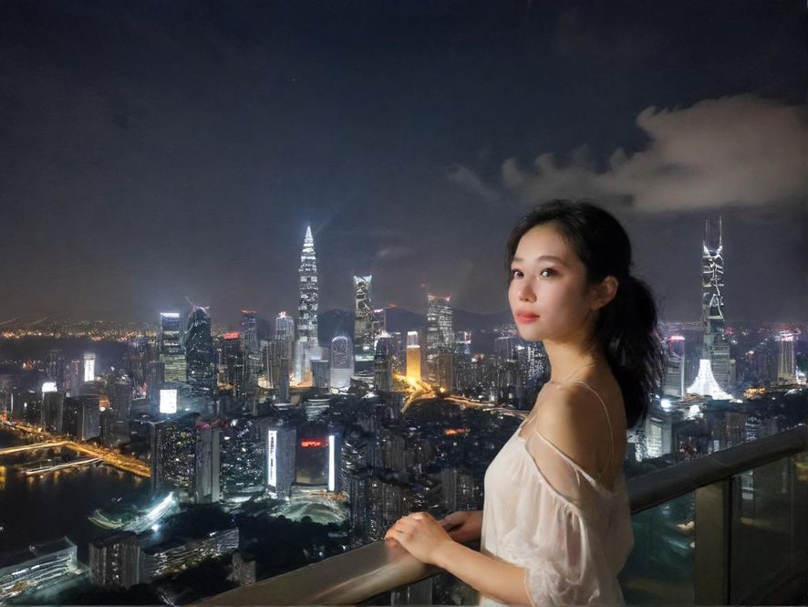 深圳CBD的夜晚，霓虹灯闪烁，高楼林立，一片迷离梦幻的都市夜景。