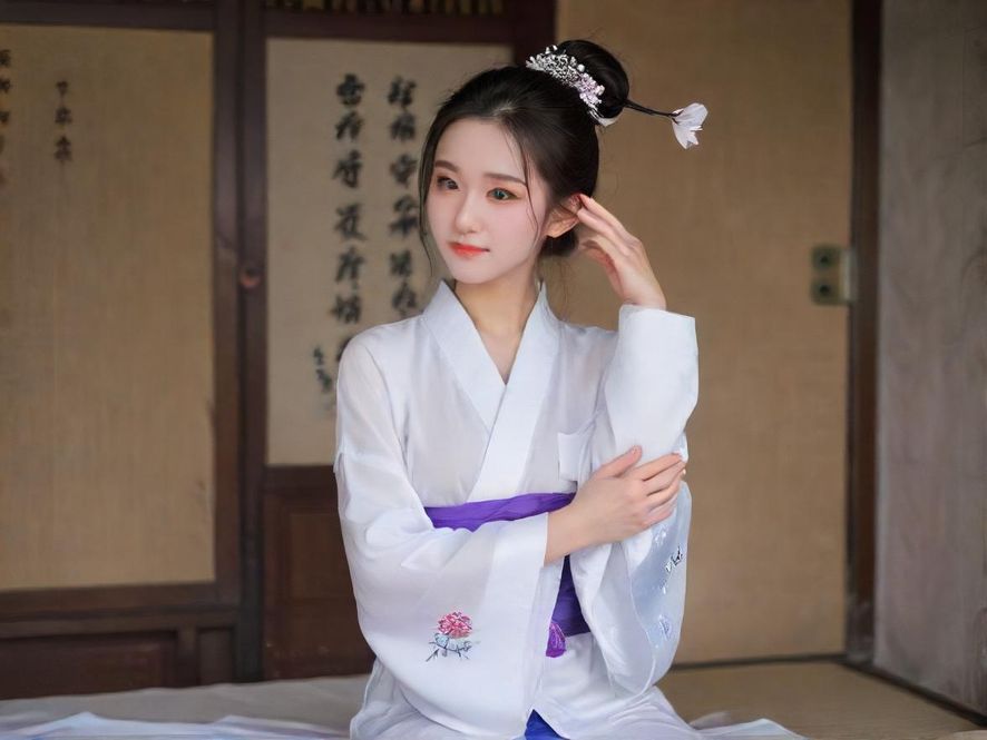一位女性闭目享受面部护理，光线柔和，背景是宁静的水疗室，营造出放松的氛围