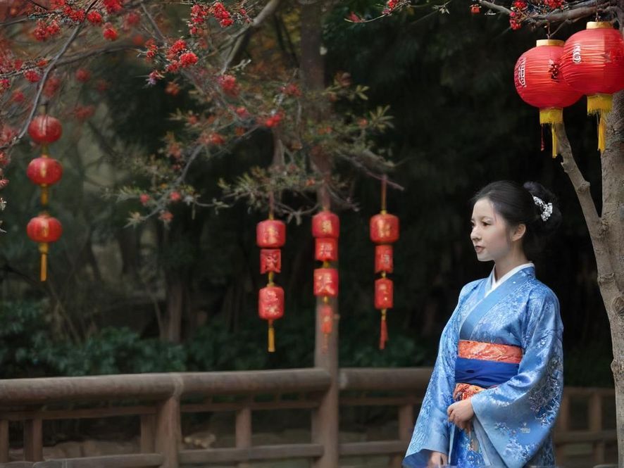 一间布置温馨、灯光柔和的按摩房间，散发着宁静的禅意，让人感到放松。