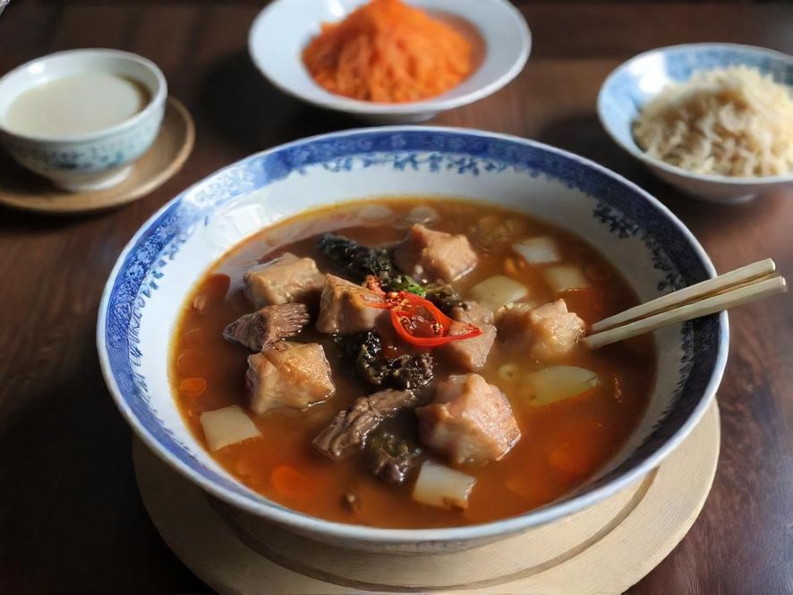 一桌丰盛的广州特色美食,在暖色调灯光下显得格外诱人