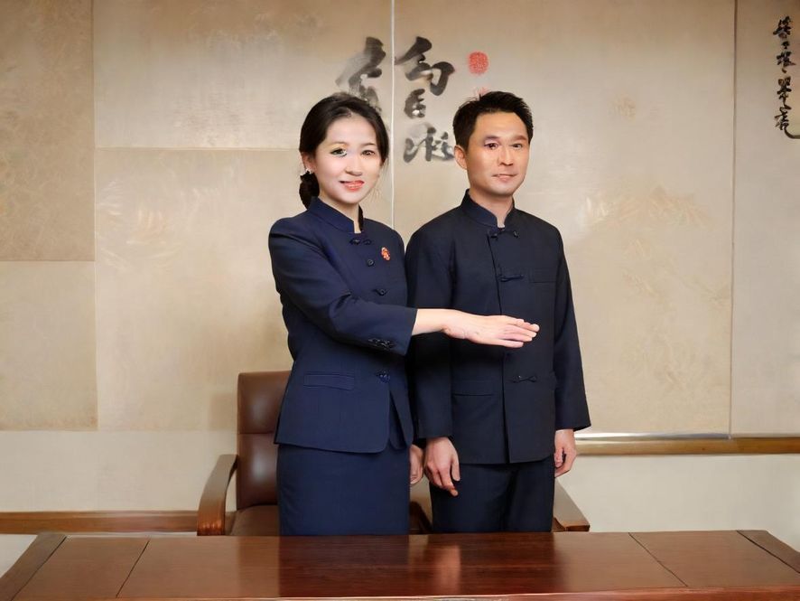 一个在傍晚时分显得格外雅致和私密的会所入口,带有亚洲风格的建筑元素,巧妙地融入城市景观中。