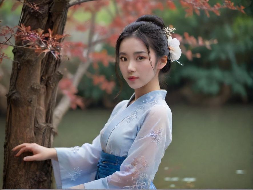 一位女士在中山桑拿会所享受足浴服务,神情放松